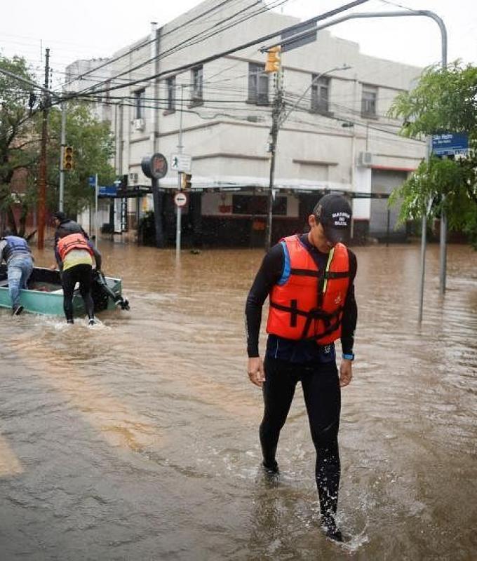 Les athlètes brésiliens abandonnent leurs rêves olympiques pour aider les victimes des inondations