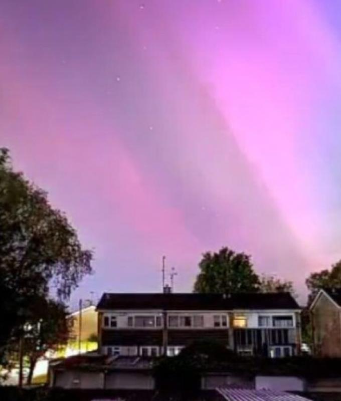 Ce sont les aurores boréales qui illuminent le ciel nocturne de différentes parties du monde.