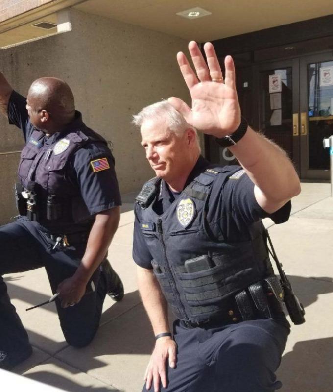 Chef de la police de Fargo : « Aucun regret » pour s’être agenouillé devant les manifestants au plus fort des manifestations de George Floyd