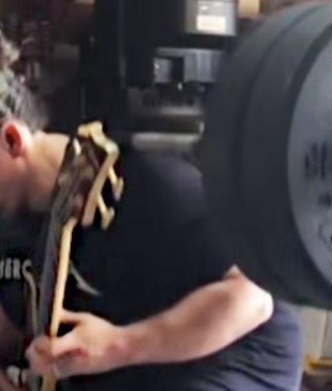 Un homme joue un solo de basse de Metallica tout en soulevant plus de cent kilos