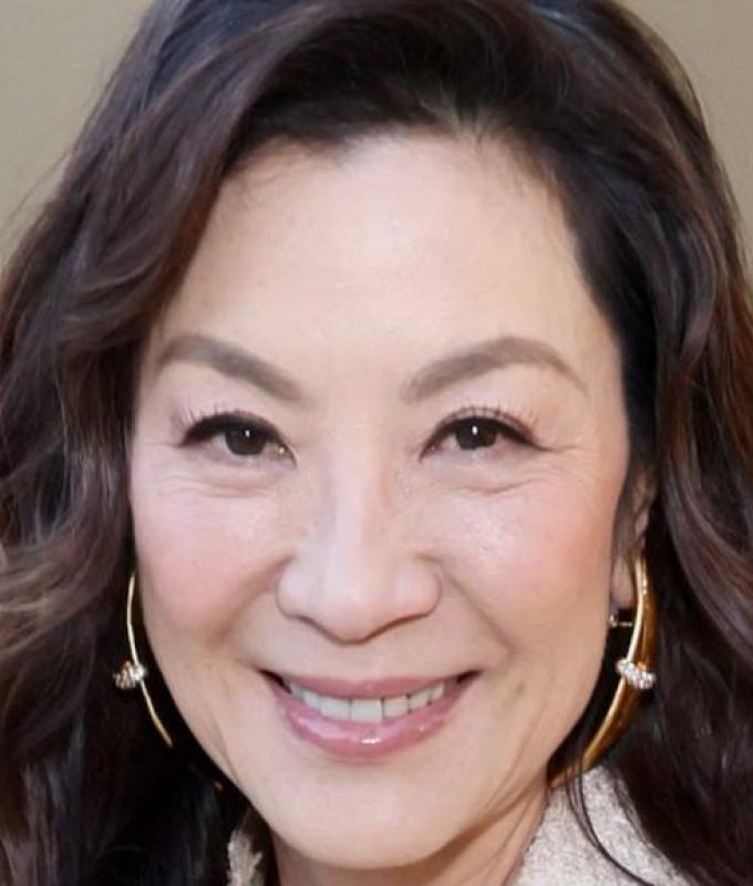 Michelle Yeoh, 61 ans, est l’incarnation du chic dans un look en tweed crème alors qu’elle rejoint les stars au Gold Gala à Los Angeles.