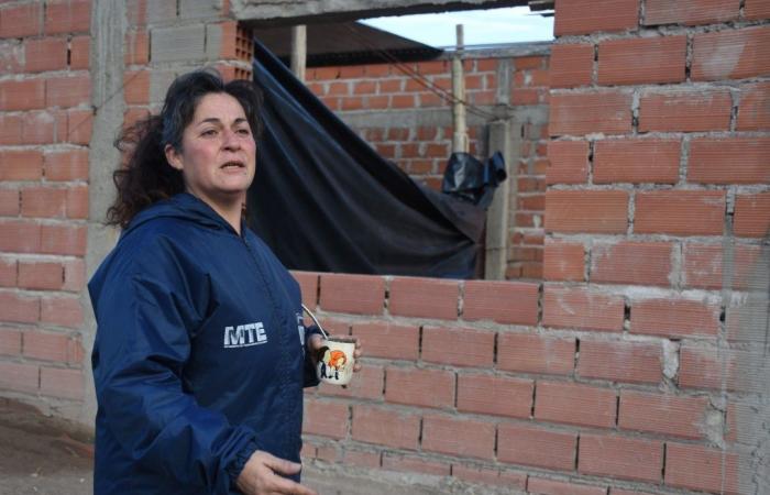 Belén, d’employée de maison à maçon à Roca : un travail et un rêve paralysés