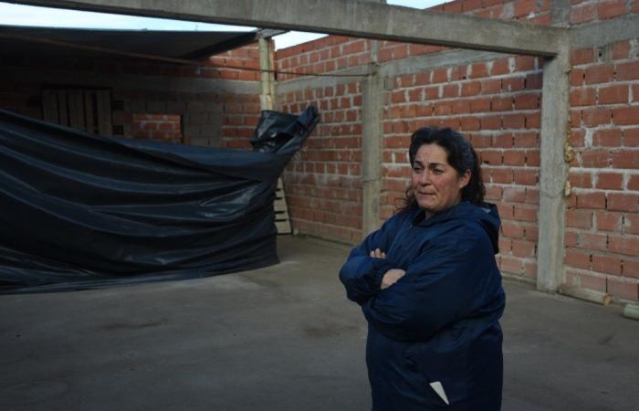 Belén, d’employée de maison à maçon à Roca : un travail et un rêve paralysés