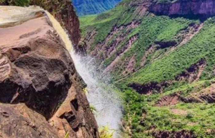 La cascade colombienne dont l’eau « tombe vers le haut », un phénomène naturel insolite