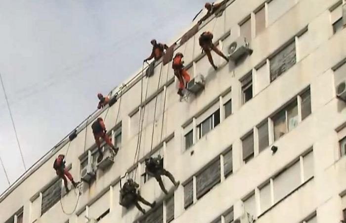 Caballito : ils ont sauvé quelques frères qui menaçaient de sauter du 20ème étage d’un immeuble | Ils avaient reçu un ordre d’expulsion