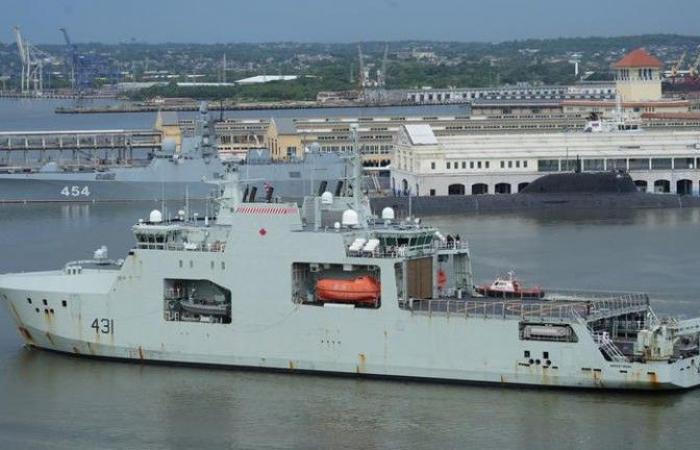 Un navire militaire canadien accoste aux côtés de la flottille russe à La Havane