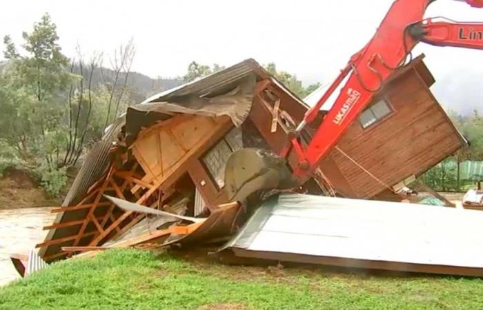 Ils détruisent une maison qui était sur le point de tomber dans la ria de Quillon à cause de fortes pluies