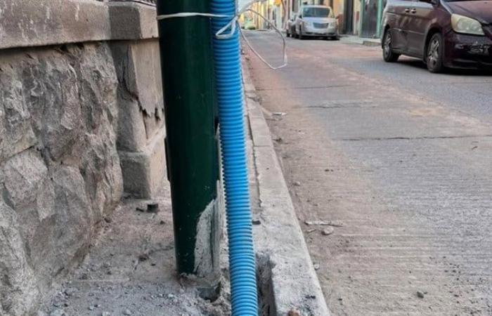 Poste au milieu du trottoir dans les travaux de San Miguelito (vidéo)