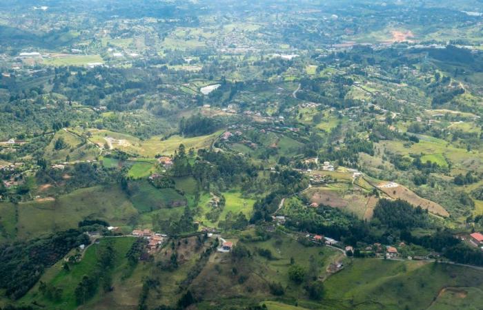 Quel est le nom et où se trouve la plus grande municipalité de Colombie ? Elle compte 73 702 habitants