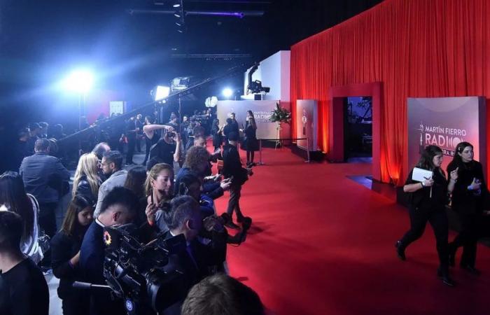 Début de la cérémonie de remise des prix Martín Fierro de la Radio 2024 : en quelques instants, les nominés défilent sur le tapis rouge