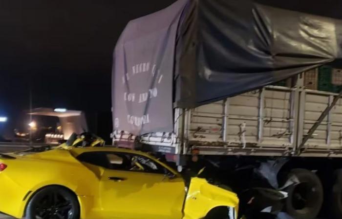 Une Chevrolet Camaro coincée sous un camion à Cordoue : son conducteur est décédé