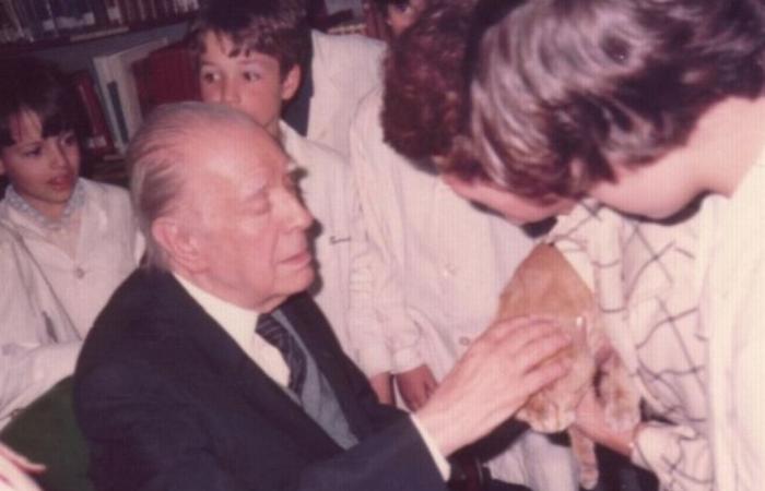 Journée du livre : Quand Borges donnait une conférence et caressait un chat à Villa Sarmiento