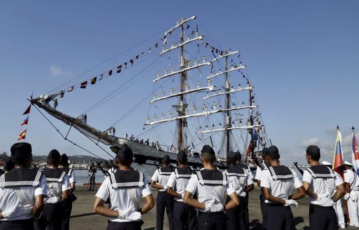Un navire militaire vénézuélien arrive à Santiago, tandis que les habitants de La Havane font la queue pour voir la frégate russe