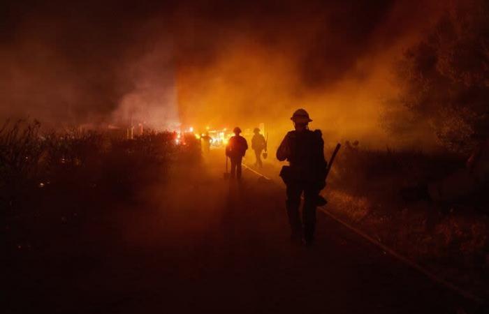 Un incendie de forêt dévaste des milliers d’hectares au nord de Los Angeles et provoque l’évacuation de 1 200 personnes