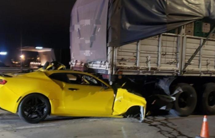 Accident mortel à Cordoue : un jeune homme est décédé après avoir heurté sa voiture de sport Camaro avec un camion