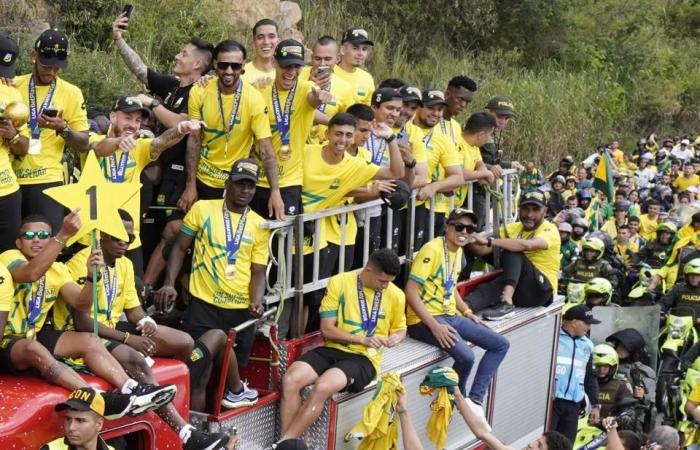 Une rivière humaine accueille Bucaramanga avec sa première coupe de ligue de football en Colombie