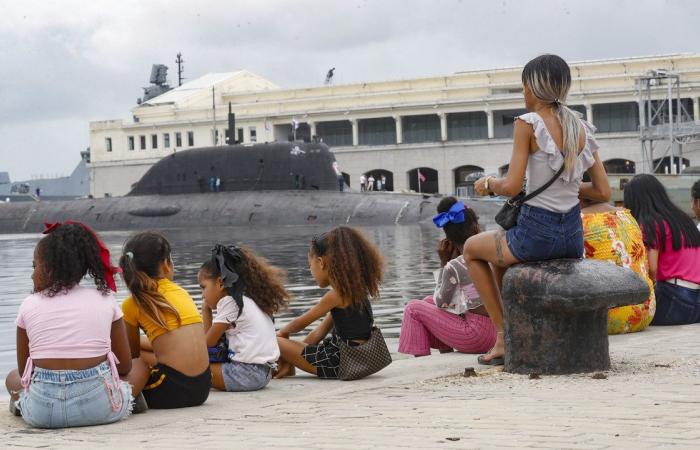 Un navire militaire vénézuélien arrive à Santiago, tandis que les habitants de La Havane font la queue pour voir la frégate russe