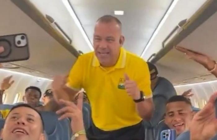Rafael Dudamel s’est laissé infecter par la “Cumbia de los Trapos” et a dirigé la célébration de l’Atlético Bucaramanga dans l’avion