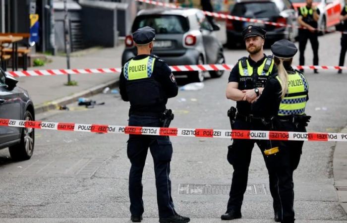 La police tire sur un homme qui menaçait ses supporters avec une hache à Hambourg