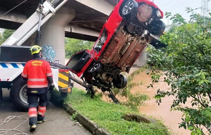 Accident à Antioquia : un véhicule est tombé dans la rivière Medellín et a blessé trois personnes