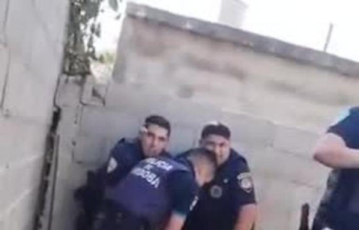 Il a échappé à un checkpoint, ils l’ont arrêté et des voisins ont violemment croisé la route de la police : la vidéo