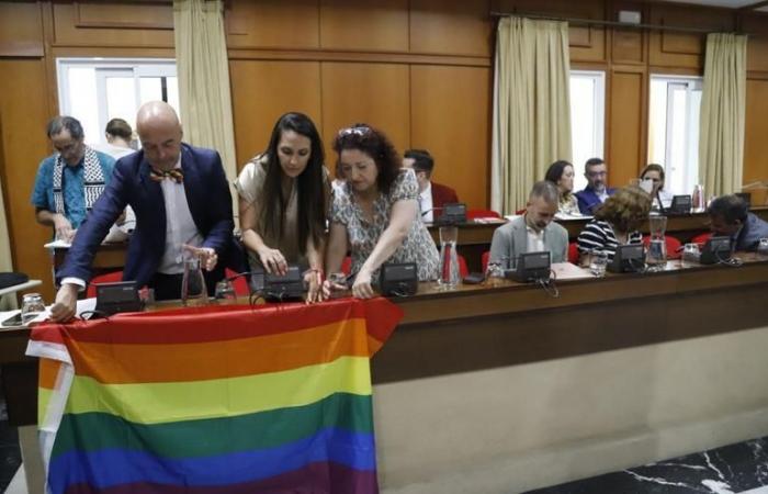 DRAPEAU LGTBI+ MAIRIE DE CORDOUE | Un rapport du Secrétariat soutient le retrait du drapeau LGTBI+ de la séance plénière de Cordoue