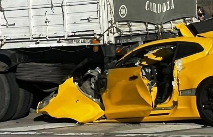Un homme de 27 ans est décédé après avoir perdu le contrôle de sa Camaro et percuté un camion.