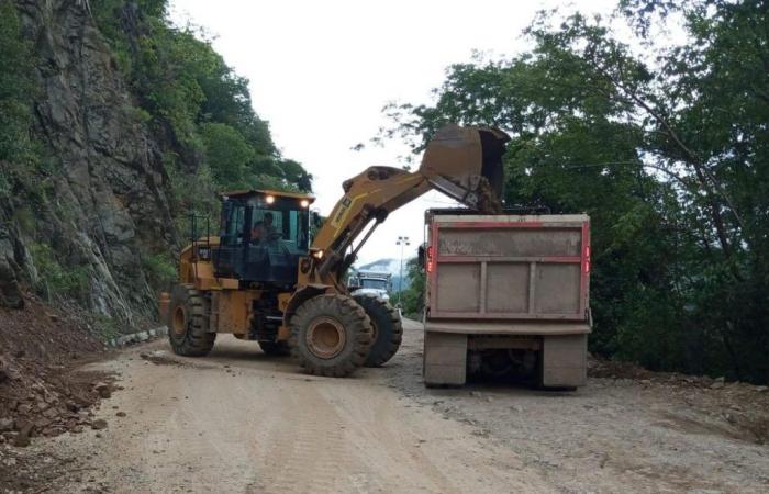 La route Bolombolo-Santa Fe de Antioquia a été fermée pendant environ 48 heures en raison d’un glissement de terrain