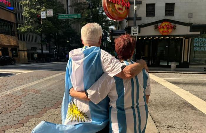 Le couple qui a tout perdu en 2001, le boulanger qui a envoyé des croissants à l’équipe nationale et les étrangers qui soutiennent l’Argentine