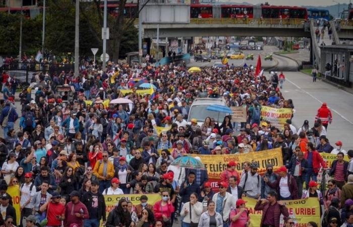 Carlos Galán, maire de Bogotá, s’exprime sur la gestion des manifestations