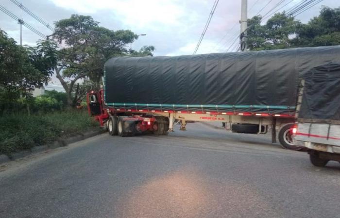 Attention : Un tracteur bloqué maintient fermée la route entre le nord de Bucaramanga et Girón