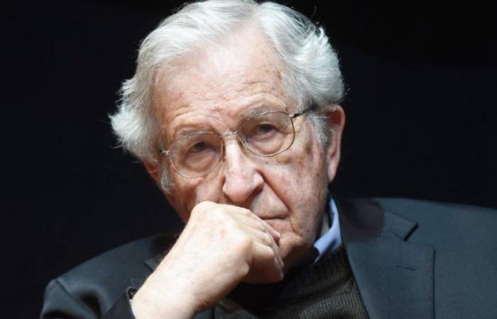 Les médias internationaux rapportent que l’écrivain Noam Chomsky serait décédé à l’âge de 95 ans