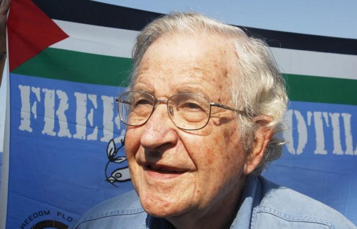 Noam Chomsky est toujours en vie : sa femme le confirme