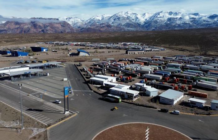Plus de 1 600 camions attendent de pouvoir entrer au Chili : quand le Pass rouvrira-t-il ?