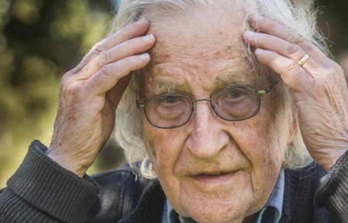 L’épouse de Noam Chomsky dément les rumeurs sur la mort du linguiste