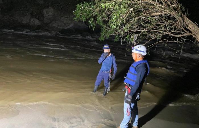 Un mort, deux blessés et cinq disparus après la chute d’un camping-car dans une rivière à Tolima