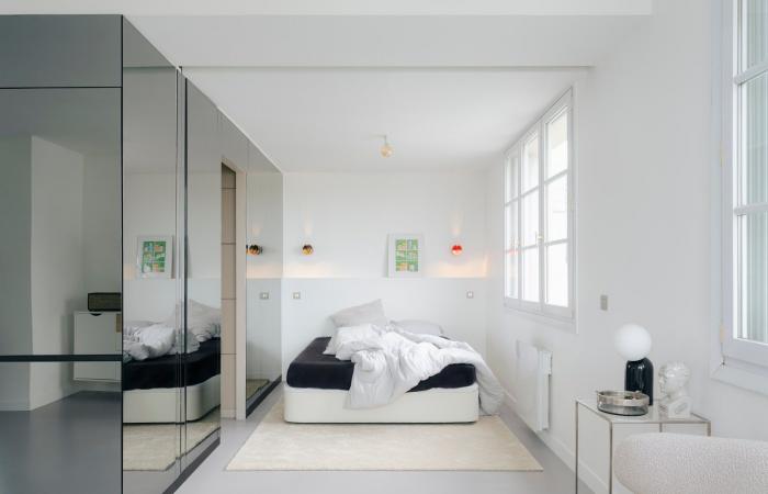 Un petit appartement minimaliste s’agrandit grâce à l’utilisation de miroirs