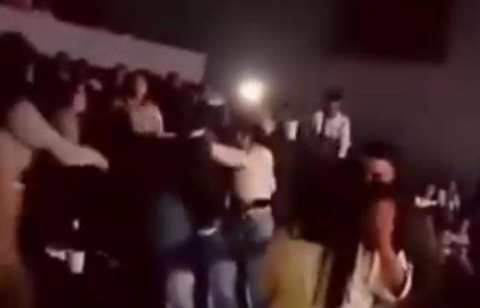 Une violente bagarre entre deux femmes a été enregistrée en vidéo dans une salle de cinéma de Pasto