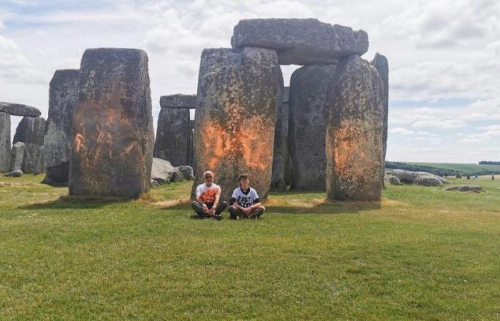 Des militants écologistes de l’organisation Just Stop Oil pulvérisent de la peinture sur Stonehenge