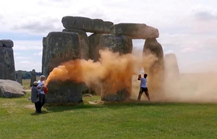 Ils attaquent et aspergent le monument mégalithique de Stonehenge de peinture orange