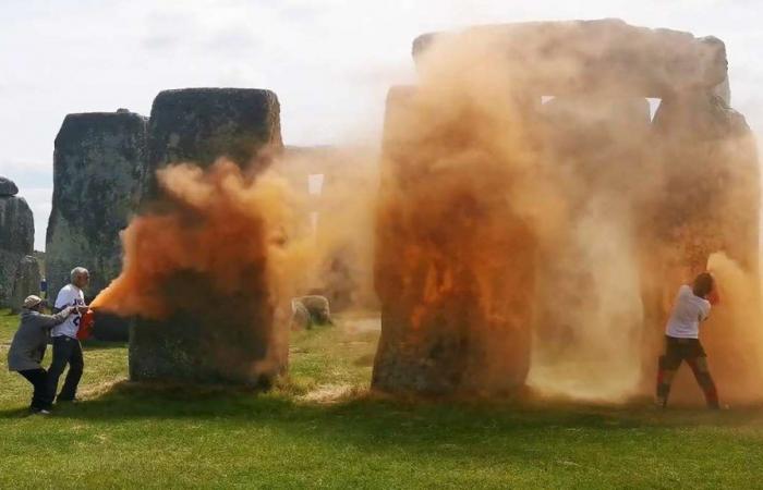 En vidéo : deux militants qui ont jeté de la peinture sur le monument de Stonehenge sont arrêtés | Actualités