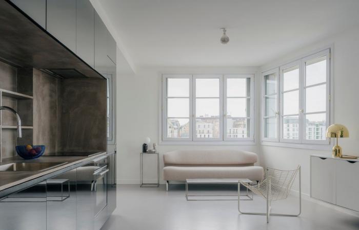 Un petit appartement minimaliste s’agrandit grâce à l’utilisation de miroirs