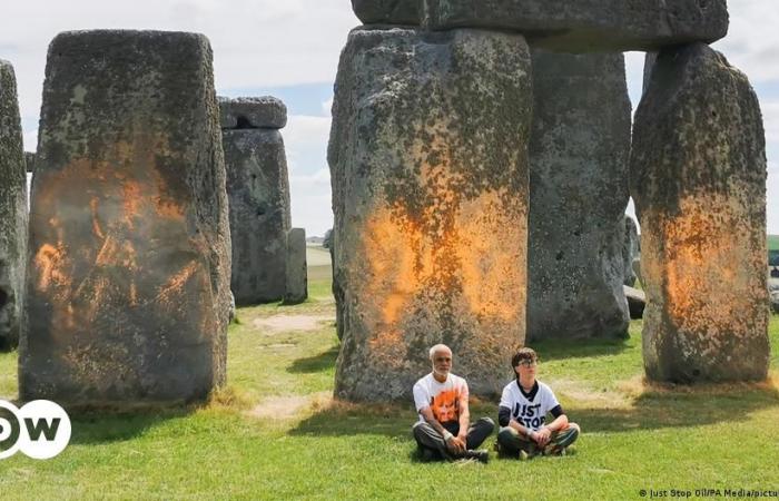 Des militants peignent le monument de Stonehenge en orange – DW – 19/06/2024