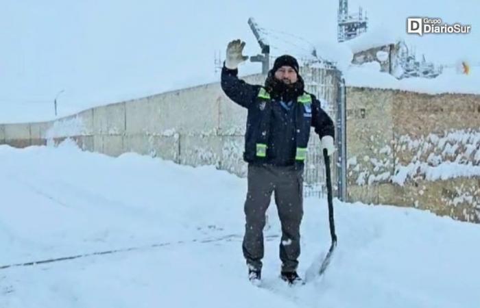 « Si je ne peux pas venir, je vous le ferai savoir » : Coyhaiquino devient viral pour une vidéo amusante en train de pelleter de la neige