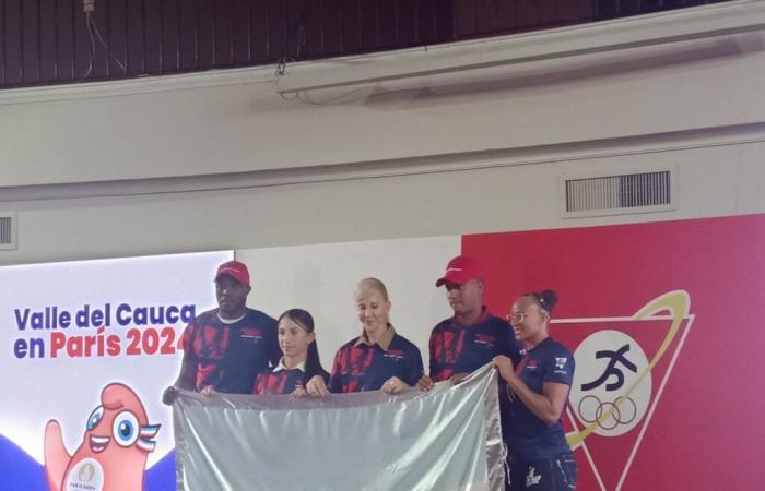 La gouverneure Dilian Francisca Toro a présenté le drapeau du Valle del Cauca aux athlètes et para-athlètes qui nous représenteront aux Jeux Olympiques de Paris 2024