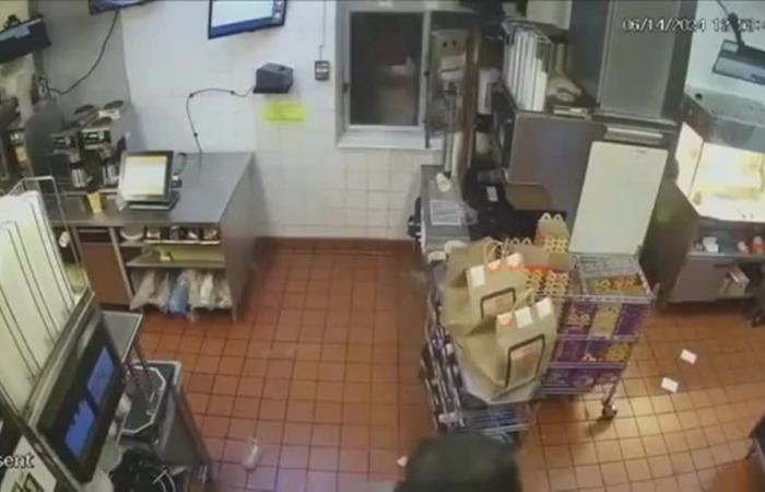 Vidéo : il s’est plaint parce qu’on lui a donné le mauvais hamburger, l’employé s’est mis en colère et lui a tiré dessus