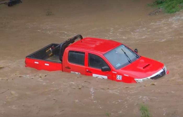 Une vidéo montre un camion coincé et presque complètement sous l’eau après le débordement de l’estuaire de Reñaca