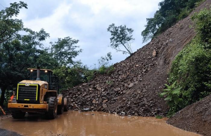 Il y a une fermeture totale des routes de Santa Fe de Antioquia et Bolombolo en raison de glissements de terrain