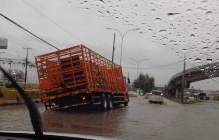 Un camion de gaz est coincé sur la route de Melipilla au milieu d’une avenue inondée