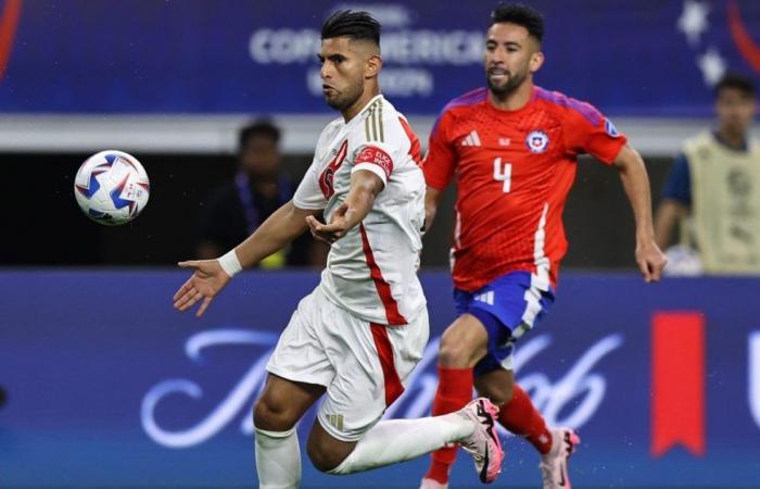 Carlos Zambrano se jette contre les supporters péruviens après avoir égalisé avec le Chili